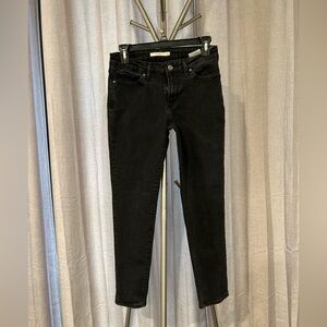 Great pair of‎ Black Levi’s 711 skinny style. Size 27. Inseam 25.